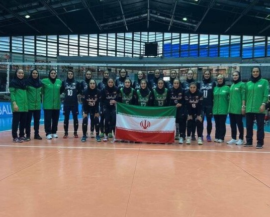 نشان تاریخی تیم ملی والیبال زنان به همراه ملی پوش گیلانی