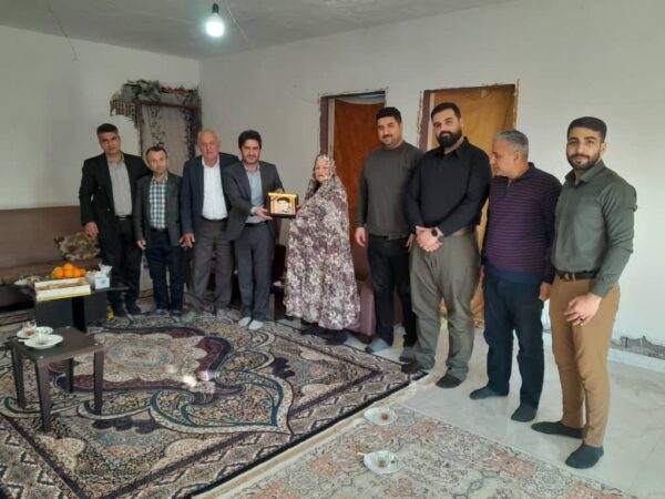 دیدار شهردار و اعضای شورای اسلامی شهر کوچصفهان با مادر بزرگوار شهید گرانقدر محمود گراکویی