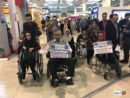 اعتراض معلولان در نمایشگاه مطبوعات/اعتراض برای حذف قانونی که دکتر نوبخت تصویب کرد