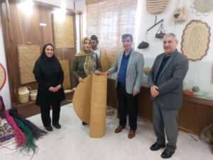 اهدای یک اثر هنری به موزه حصیر گیلان